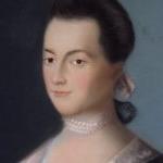 Portrait of 阿比盖尔·亚当斯 as a young woman. She is wearing a blue dress with a lace trim 和 wears white pearls around her neck, 和 has a serene expression with a small smile on her face.